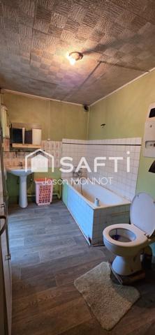 Maison en pierres à rénover – dépendances et terrain