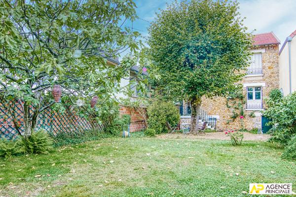 Versailles Montreuil Maison 6 pièces 278 m² au sol sur parcelle de 508 m² €1 340 000 ** - Référence 25363