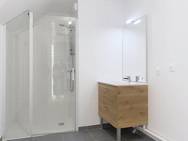 Emplacement idéal : commerces et plages à deux pas !