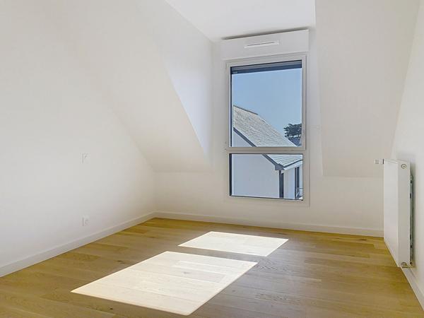 Emplacement idéal : commerces et plages à deux pas !