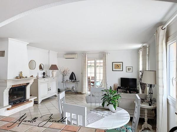 Maison Redessan 5 pièces 3 chambres de101 m² avec piscine terrasse et garage