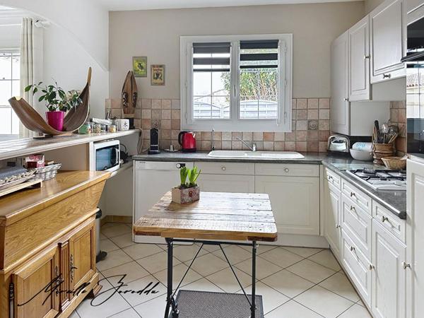 Maison Redessan 5 pièces 3 chambres de101 m² avec piscine terrasse et garage