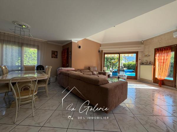 BELLE MAISON AVEC PISCINE A SAINT EGREVE