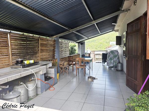 Maison à F4 + UN grand T1 a vendre LES MAKES (974)