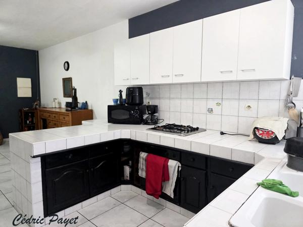 Maison à F4 + UN grand T1 a vendre LES MAKES (974)