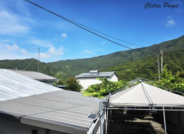 Maison à F4 + UN grand T1 a vendre LES MAKES (974)