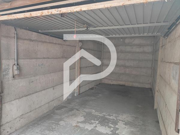 Parking / box 1 pièce 14 m2