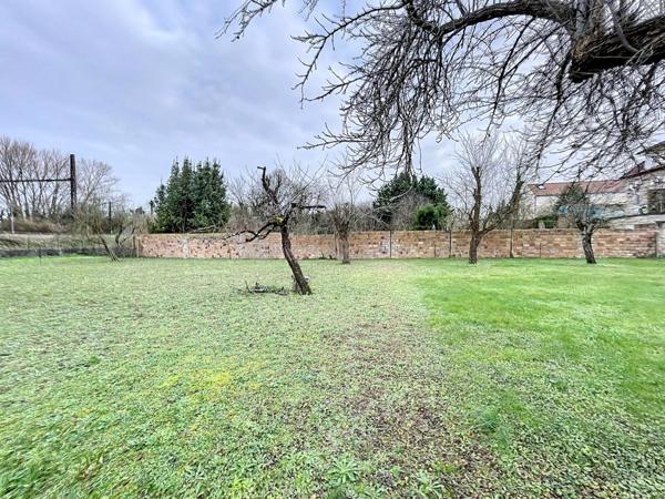 Situé à Champigny (89340)