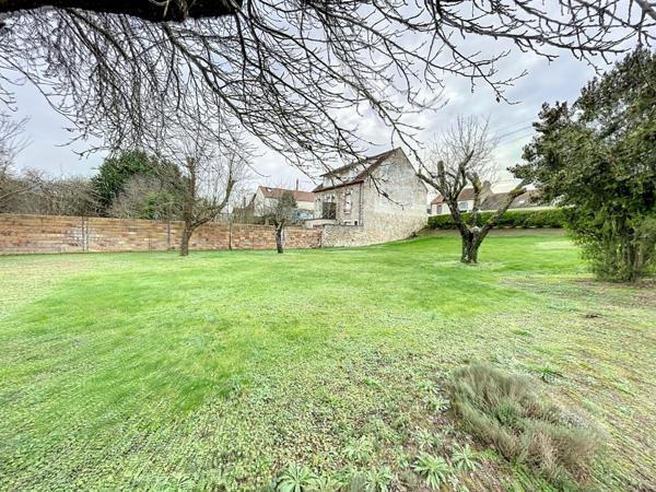 Situé à Champigny (89340)