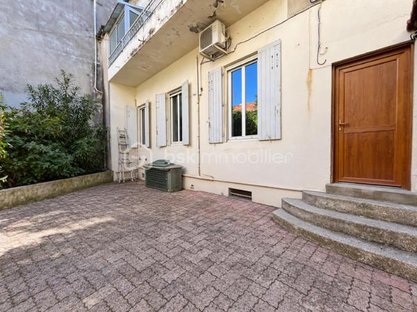 Je vous propose à la vente cette maison composée de deux appartements distincts, avec des travaux de modernisation à prévoir, idéalement située à proximité du centre-ville de Nîmes, du lycée et collège Emmanuel d’Alzon et à seulement 5 minutes à pied de la gare.

Cette configuration offre de nombreuses possibilités : résidence principale avec logement indépendant, projet familial, investissement locatif ou encore possibilité de repenser les espaces selon vos envies.

Au rez-de-chaussée, vous découvrirez un appartement composé d’une cuisine avec espace salle à manger, d’un salon indépendant, de deux chambres, d’une salle de bains avec WC ainsi que d’un petit cellier.
L’appartement bénéficie également d’un véritable atout : une cour intérieure sans vis-à-vis, offrant un agréable espace extérieur à l’abri des regards. La cour dispose également d’un atelier de 2/3 m², idéal pour le rangement ou le bricolage.

À l’étage, le second appartement propose une cuisine indépendante, un salon / à salle à manger, deux chambres, une salle d’eau, un WC indépendant ainsi qu’un balcon.

Côté confort, les deux logements bénéficient de la climatisation et la maison est équipée de double vitrage. L’appartement de l’étage dispose également de volets électriques. Au rez-de-chaussée, les volets sont encore d’origine et pourront être remplacés.

La maison bénéficie également de plusieurs caves saines en sous-sol, venant compléter l’ensemble.

Des travaux de modernisation sont à prévoir, permettant aux futurs propriétaires de remettre le bien au goût du jour et de l’adapter à leurs besoins. Les photos permettent de se faire une première idée de l’état actuel du bien. Certaines photos ont également été réalisées à l’aide de l’IA afin de vous permettre de vous projeter dans différents aménagements possibles ; elles sont présentées uniquement à titre d’inspiration.

Les atouts :
Deux appartements distincts
4 chambres au total
Cour intérieure sans vis-à-vis
Atelier extérieur
Balcon à l’étage
Climatisation dans les deux logements
Double vitrage
Volets électriques à l’étage
Plusieurs caves saines
À proximité du centre-ville
Lycée d’Alzon à proximité
Gare à seulement 5 minutes à pied
Un bien offrant de nombreuses possibilités après modernisation

Une maison aux multiples possibilités, idéale pour ceux qui recherchent de l’espace, de l’indépendance et un bien à personnaliser, tout en profitant d’un extérieur sans vis-à-vis, à proximité immédiate du centre-ville et de toutes les commodités.

À découvrir sans tarder !