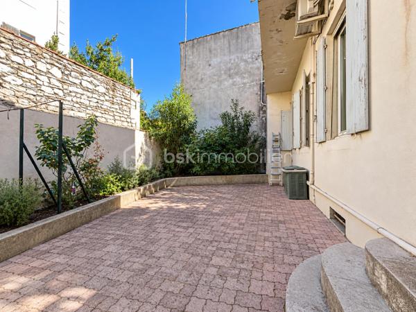 Je vous propose à la vente cette maison composée de deux appartements distincts, avec des travaux de modernisation à prévoir, idéalement située à proximité du centre-ville de Nîmes, du lycée et collège Emmanuel d’Alzon et à seulement 5 minutes à pied de la gare.

Cette configuration offre de nombreuses possibilités : résidence principale avec logement indépendant, projet familial, investissement locatif ou encore possibilité de repenser les espaces selon vos envies.

Au rez-de-chaussée, vous découvrirez un appartement composé d’une cuisine avec espace salle à manger, d’un salon indépendant, de deux chambres, d’une salle de bains avec WC ainsi que d’un petit cellier.
L’appartement bénéficie également d’un véritable atout : une cour intérieure sans vis-à-vis, offrant un agréable espace extérieur à l’abri des regards. La cour dispose également d’un atelier de 2/3 m², idéal pour le rangement ou le bricolage.

À l’étage, le second appartement propose une cuisine indépendante, un salon / à salle à manger, deux chambres, une salle d’eau, un WC indépendant ainsi qu’un balcon.

Côté confort, les deux logements bénéficient de la climatisation et la maison est équipée de double vitrage. L’appartement de l’étage dispose également de volets électriques. Au rez-de-chaussée, les volets sont encore d’origine et pourront être remplacés.

La maison bénéficie également de plusieurs caves saines en sous-sol, venant compléter l’ensemble.

Des travaux de modernisation sont à prévoir, permettant aux futurs propriétaires de remettre le bien au goût du jour et de l’adapter à leurs besoins. Les photos permettent de se faire une première idée de l’état actuel du bien. Certaines photos ont également été réalisées à l’aide de l’IA afin de vous permettre de vous projeter dans différents aménagements possibles ; elles sont présentées uniquement à titre d’inspiration.

Les atouts :
Deux appartements distincts
4 chambres au total
Cour intérieure sans vis-à-vis
Atelier extérieur
Balcon à l’étage
Climatisation dans les deux logements
Double vitrage
Volets électriques à l’étage
Plusieurs caves saines
À proximité du centre-ville
Lycée d’Alzon à proximité
Gare à seulement 5 minutes à pied
Un bien offrant de nombreuses possibilités après modernisation

Une maison aux multiples possibilités, idéale pour ceux qui recherchent de l’espace, de l’indépendance et un bien à personnaliser, tout en profitant d’un extérieur sans vis-à-vis, à proximité immédiate du centre-ville et de toutes les commodités.

À découvrir sans tarder !