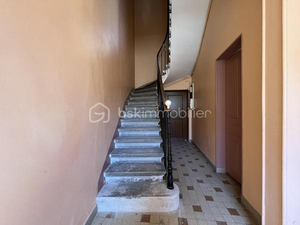 Je vous propose à la vente cette maison composée de deux appartements distincts, avec des travaux de modernisation à prévoir, idéalement située à proximité du centre-ville de Nîmes, du lycée et collège Emmanuel d’Alzon et à seulement 5 minutes à pied de la gare.

Cette configuration offre de nombreuses possibilités : résidence principale avec logement indépendant, projet familial, investissement locatif ou encore possibilité de repenser les espaces selon vos envies.

Au rez-de-chaussée, vous découvrirez un appartement composé d’une cuisine avec espace salle à manger, d’un salon indépendant, de deux chambres, d’une salle de bains avec WC ainsi que d’un petit cellier.
L’appartement bénéficie également d’un véritable atout : une cour intérieure sans vis-à-vis, offrant un agréable espace extérieur à l’abri des regards. La cour dispose également d’un atelier de 2/3 m², idéal pour le rangement ou le bricolage.

À l’étage, le second appartement propose une cuisine indépendante, un salon / à salle à manger, deux chambres, une salle d’eau, un WC indépendant ainsi qu’un balcon.

Côté confort, les deux logements bénéficient de la climatisation et la maison est équipée de double vitrage. L’appartement de l’étage dispose également de volets électriques. Au rez-de-chaussée, les volets sont encore d’origine et pourront être remplacés.

La maison bénéficie également de plusieurs caves saines en sous-sol, venant compléter l’ensemble.

Des travaux de modernisation sont à prévoir, permettant aux futurs propriétaires de remettre le bien au goût du jour et de l’adapter à leurs besoins. Les photos permettent de se faire une première idée de l’état actuel du bien. Certaines photos ont également été réalisées à l’aide de l’IA afin de vous permettre de vous projeter dans différents aménagements possibles ; elles sont présentées uniquement à titre d’inspiration.

Les atouts :
Deux appartements distincts
4 chambres au total
Cour intérieure sans vis-à-vis
Atelier extérieur
Balcon à l’étage
Climatisation dans les deux logements
Double vitrage
Volets électriques à l’étage
Plusieurs caves saines
À proximité du centre-ville
Lycée d’Alzon à proximité
Gare à seulement 5 minutes à pied
Un bien offrant de nombreuses possibilités après modernisation

Une maison aux multiples possibilités, idéale pour ceux qui recherchent de l’espace, de l’indépendance et un bien à personnaliser, tout en profitant d’un extérieur sans vis-à-vis, à proximité immédiate du centre-ville et de toutes les commodités.

À découvrir sans tarder !