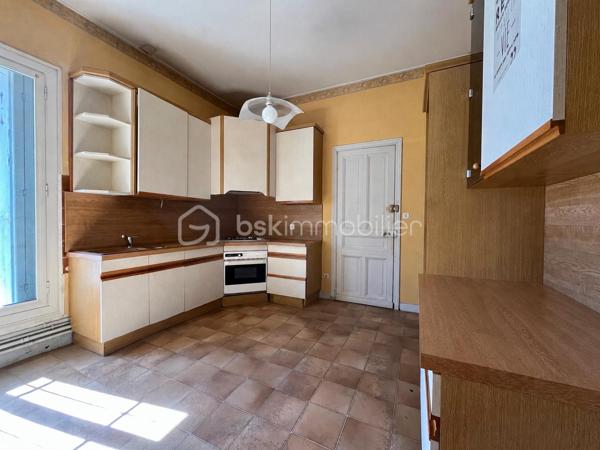 Je vous propose à la vente cette maison composée de deux appartements distincts, avec des travaux de modernisation à prévoir, idéalement située à proximité du centre-ville de Nîmes, du lycée et collège Emmanuel d’Alzon et à seulement 5 minutes à pied de la gare.

Cette configuration offre de nombreuses possibilités : résidence principale avec logement indépendant, projet familial, investissement locatif ou encore possibilité de repenser les espaces selon vos envies.

Au rez-de-chaussée, vous découvrirez un appartement composé d’une cuisine avec espace salle à manger, d’un salon indépendant, de deux chambres, d’une salle de bains avec WC ainsi que d’un petit cellier.
L’appartement bénéficie également d’un véritable atout : une cour intérieure sans vis-à-vis, offrant un agréable espace extérieur à l’abri des regards. La cour dispose également d’un atelier de 2/3 m², idéal pour le rangement ou le bricolage.

À l’étage, le second appartement propose une cuisine indépendante, un salon / à salle à manger, deux chambres, une salle d’eau, un WC indépendant ainsi qu’un balcon.

Côté confort, les deux logements bénéficient de la climatisation et la maison est équipée de double vitrage. L’appartement de l’étage dispose également de volets électriques. Au rez-de-chaussée, les volets sont encore d’origine et pourront être remplacés.

La maison bénéficie également de plusieurs caves saines en sous-sol, venant compléter l’ensemble.

Des travaux de modernisation sont à prévoir, permettant aux futurs propriétaires de remettre le bien au goût du jour et de l’adapter à leurs besoins. Les photos permettent de se faire une première idée de l’état actuel du bien. Certaines photos ont également été réalisées à l’aide de l’IA afin de vous permettre de vous projeter dans différents aménagements possibles ; elles sont présentées uniquement à titre d’inspiration.

Les atouts :
Deux appartements distincts
4 chambres au total
Cour intérieure sans vis-à-vis
Atelier extérieur
Balcon à l’étage
Climatisation dans les deux logements
Double vitrage
Volets électriques à l’étage
Plusieurs caves saines
À proximité du centre-ville
Lycée d’Alzon à proximité
Gare à seulement 5 minutes à pied
Un bien offrant de nombreuses possibilités après modernisation

Une maison aux multiples possibilités, idéale pour ceux qui recherchent de l’espace, de l’indépendance et un bien à personnaliser, tout en profitant d’un extérieur sans vis-à-vis, à proximité immédiate du centre-ville et de toutes les commodités.

À découvrir sans tarder !
