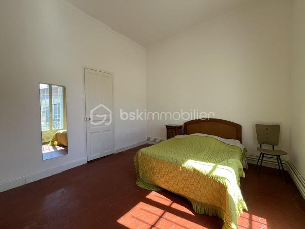 Je vous propose à la vente cette maison composée de deux appartements distincts, avec des travaux de modernisation à prévoir, idéalement située à proximité du centre-ville de Nîmes, du lycée et collège Emmanuel d’Alzon et à seulement 5 minutes à pied de la gare.

Cette configuration offre de nombreuses possibilités : résidence principale avec logement indépendant, projet familial, investissement locatif ou encore possibilité de repenser les espaces selon vos envies.

Au rez-de-chaussée, vous découvrirez un appartement composé d’une cuisine avec espace salle à manger, d’un salon indépendant, de deux chambres, d’une salle de bains avec WC ainsi que d’un petit cellier.
L’appartement bénéficie également d’un véritable atout : une cour intérieure sans vis-à-vis, offrant un agréable espace extérieur à l’abri des regards. La cour dispose également d’un atelier de 2/3 m², idéal pour le rangement ou le bricolage.

À l’étage, le second appartement propose une cuisine indépendante, un salon / à salle à manger, deux chambres, une salle d’eau, un WC indépendant ainsi qu’un balcon.

Côté confort, les deux logements bénéficient de la climatisation et la maison est équipée de double vitrage. L’appartement de l’étage dispose également de volets électriques. Au rez-de-chaussée, les volets sont encore d’origine et pourront être remplacés.

La maison bénéficie également de plusieurs caves saines en sous-sol, venant compléter l’ensemble.

Des travaux de modernisation sont à prévoir, permettant aux futurs propriétaires de remettre le bien au goût du jour et de l’adapter à leurs besoins. Les photos permettent de se faire une première idée de l’état actuel du bien. Certaines photos ont également été réalisées à l’aide de l’IA afin de vous permettre de vous projeter dans différents aménagements possibles ; elles sont présentées uniquement à titre d’inspiration.

Les atouts :
Deux appartements distincts
4 chambres au total
Cour intérieure sans vis-à-vis
Atelier extérieur
Balcon à l’étage
Climatisation dans les deux logements
Double vitrage
Volets électriques à l’étage
Plusieurs caves saines
À proximité du centre-ville
Lycée d’Alzon à proximité
Gare à seulement 5 minutes à pied
Un bien offrant de nombreuses possibilités après modernisation

Une maison aux multiples possibilités, idéale pour ceux qui recherchent de l’espace, de l’indépendance et un bien à personnaliser, tout en profitant d’un extérieur sans vis-à-vis, à proximité immédiate du centre-ville et de toutes les commodités.

À découvrir sans tarder !
