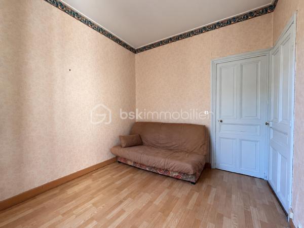 Je vous propose à la vente cette maison composée de deux appartements distincts, avec des travaux de modernisation à prévoir, idéalement située à proximité du centre-ville de Nîmes, du lycée et collège Emmanuel d’Alzon et à seulement 5 minutes à pied de la gare.

Cette configuration offre de nombreuses possibilités : résidence principale avec logement indépendant, projet familial, investissement locatif ou encore possibilité de repenser les espaces selon vos envies.

Au rez-de-chaussée, vous découvrirez un appartement composé d’une cuisine avec espace salle à manger, d’un salon indépendant, de deux chambres, d’une salle de bains avec WC ainsi que d’un petit cellier.
L’appartement bénéficie également d’un véritable atout : une cour intérieure sans vis-à-vis, offrant un agréable espace extérieur à l’abri des regards. La cour dispose également d’un atelier de 2/3 m², idéal pour le rangement ou le bricolage.

À l’étage, le second appartement propose une cuisine indépendante, un salon / à salle à manger, deux chambres, une salle d’eau, un WC indépendant ainsi qu’un balcon.

Côté confort, les deux logements bénéficient de la climatisation et la maison est équipée de double vitrage. L’appartement de l’étage dispose également de volets électriques. Au rez-de-chaussée, les volets sont encore d’origine et pourront être remplacés.

La maison bénéficie également de plusieurs caves saines en sous-sol, venant compléter l’ensemble.

Des travaux de modernisation sont à prévoir, permettant aux futurs propriétaires de remettre le bien au goût du jour et de l’adapter à leurs besoins. Les photos permettent de se faire une première idée de l’état actuel du bien. Certaines photos ont également été réalisées à l’aide de l’IA afin de vous permettre de vous projeter dans différents aménagements possibles ; elles sont présentées uniquement à titre d’inspiration.

Les atouts :
Deux appartements distincts
4 chambres au total
Cour intérieure sans vis-à-vis
Atelier extérieur
Balcon à l’étage
Climatisation dans les deux logements
Double vitrage
Volets électriques à l’étage
Plusieurs caves saines
À proximité du centre-ville
Lycée d’Alzon à proximité
Gare à seulement 5 minutes à pied
Un bien offrant de nombreuses possibilités après modernisation

Une maison aux multiples possibilités, idéale pour ceux qui recherchent de l’espace, de l’indépendance et un bien à personnaliser, tout en profitant d’un extérieur sans vis-à-vis, à proximité immédiate du centre-ville et de toutes les commodités.

À découvrir sans tarder !