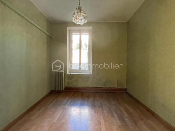 Je vous propose à la vente cette maison composée de deux appartements distincts, avec des travaux de modernisation à prévoir, idéalement située à proximité du centre-ville de Nîmes, du lycée et collège Emmanuel d’Alzon et à seulement 5 minutes à pied de la gare.

Cette configuration offre de nombreuses possibilités : résidence principale avec logement indépendant, projet familial, investissement locatif ou encore possibilité de repenser les espaces selon vos envies.

Au rez-de-chaussée, vous découvrirez un appartement composé d’une cuisine avec espace salle à manger, d’un salon indépendant, de deux chambres, d’une salle de bains avec WC ainsi que d’un petit cellier.
L’appartement bénéficie également d’un véritable atout : une cour intérieure sans vis-à-vis, offrant un agréable espace extérieur à l’abri des regards. La cour dispose également d’un atelier de 2/3 m², idéal pour le rangement ou le bricolage.

À l’étage, le second appartement propose une cuisine indépendante, un salon / à salle à manger, deux chambres, une salle d’eau, un WC indépendant ainsi qu’un balcon.

Côté confort, les deux logements bénéficient de la climatisation et la maison est équipée de double vitrage. L’appartement de l’étage dispose également de volets électriques. Au rez-de-chaussée, les volets sont encore d’origine et pourront être remplacés.

La maison bénéficie également de plusieurs caves saines en sous-sol, venant compléter l’ensemble.

Des travaux de modernisation sont à prévoir, permettant aux futurs propriétaires de remettre le bien au goût du jour et de l’adapter à leurs besoins. Les photos permettent de se faire une première idée de l’état actuel du bien. Certaines photos ont également été réalisées à l’aide de l’IA afin de vous permettre de vous projeter dans différents aménagements possibles ; elles sont présentées uniquement à titre d’inspiration.

Les atouts :
Deux appartements distincts
4 chambres au total
Cour intérieure sans vis-à-vis
Atelier extérieur
Balcon à l’étage
Climatisation dans les deux logements
Double vitrage
Volets électriques à l’étage
Plusieurs caves saines
À proximité du centre-ville
Lycée d’Alzon à proximité
Gare à seulement 5 minutes à pied
Un bien offrant de nombreuses possibilités après modernisation

Une maison aux multiples possibilités, idéale pour ceux qui recherchent de l’espace, de l’indépendance et un bien à personnaliser, tout en profitant d’un extérieur sans vis-à-vis, à proximité immédiate du centre-ville et de toutes les commodités.

À découvrir sans tarder !