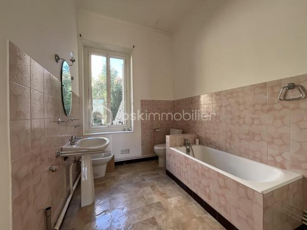Je vous propose à la vente cette maison composée de deux appartements distincts, avec des travaux de modernisation à prévoir, idéalement située à proximité du centre-ville de Nîmes, du lycée et collège Emmanuel d’Alzon et à seulement 5 minutes à pied de la gare.

Cette configuration offre de nombreuses possibilités : résidence principale avec logement indépendant, projet familial, investissement locatif ou encore possibilité de repenser les espaces selon vos envies.

Au rez-de-chaussée, vous découvrirez un appartement composé d’une cuisine avec espace salle à manger, d’un salon indépendant, de deux chambres, d’une salle de bains avec WC ainsi que d’un petit cellier.
L’appartement bénéficie également d’un véritable atout : une cour intérieure sans vis-à-vis, offrant un agréable espace extérieur à l’abri des regards. La cour dispose également d’un atelier de 2/3 m², idéal pour le rangement ou le bricolage.

À l’étage, le second appartement propose une cuisine indépendante, un salon / à salle à manger, deux chambres, une salle d’eau, un WC indépendant ainsi qu’un balcon.

Côté confort, les deux logements bénéficient de la climatisation et la maison est équipée de double vitrage. L’appartement de l’étage dispose également de volets électriques. Au rez-de-chaussée, les volets sont encore d’origine et pourront être remplacés.

La maison bénéficie également de plusieurs caves saines en sous-sol, venant compléter l’ensemble.

Des travaux de modernisation sont à prévoir, permettant aux futurs propriétaires de remettre le bien au goût du jour et de l’adapter à leurs besoins. Les photos permettent de se faire une première idée de l’état actuel du bien. Certaines photos ont également été réalisées à l’aide de l’IA afin de vous permettre de vous projeter dans différents aménagements possibles ; elles sont présentées uniquement à titre d’inspiration.

Les atouts :
Deux appartements distincts
4 chambres au total
Cour intérieure sans vis-à-vis
Atelier extérieur
Balcon à l’étage
Climatisation dans les deux logements
Double vitrage
Volets électriques à l’étage
Plusieurs caves saines
À proximité du centre-ville
Lycée d’Alzon à proximité
Gare à seulement 5 minutes à pied
Un bien offrant de nombreuses possibilités après modernisation

Une maison aux multiples possibilités, idéale pour ceux qui recherchent de l’espace, de l’indépendance et un bien à personnaliser, tout en profitant d’un extérieur sans vis-à-vis, à proximité immédiate du centre-ville et de toutes les commodités.

À découvrir sans tarder !