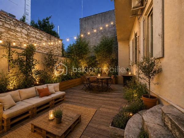 Je vous propose à la vente cette maison composée de deux appartements distincts, avec des travaux de modernisation à prévoir, idéalement située à proximité du centre-ville de Nîmes, du lycée et collège Emmanuel d’Alzon et à seulement 5 minutes à pied de la gare.

Cette configuration offre de nombreuses possibilités : résidence principale avec logement indépendant, projet familial, investissement locatif ou encore possibilité de repenser les espaces selon vos envies.

Au rez-de-chaussée, vous découvrirez un appartement composé d’une cuisine avec espace salle à manger, d’un salon indépendant, de deux chambres, d’une salle de bains avec WC ainsi que d’un petit cellier.
L’appartement bénéficie également d’un véritable atout : une cour intérieure sans vis-à-vis, offrant un agréable espace extérieur à l’abri des regards. La cour dispose également d’un atelier de 2/3 m², idéal pour le rangement ou le bricolage.

À l’étage, le second appartement propose une cuisine indépendante, un salon / à salle à manger, deux chambres, une salle d’eau, un WC indépendant ainsi qu’un balcon.

Côté confort, les deux logements bénéficient de la climatisation et la maison est équipée de double vitrage. L’appartement de l’étage dispose également de volets électriques. Au rez-de-chaussée, les volets sont encore d’origine et pourront être remplacés.

La maison bénéficie également de plusieurs caves saines en sous-sol, venant compléter l’ensemble.

Des travaux de modernisation sont à prévoir, permettant aux futurs propriétaires de remettre le bien au goût du jour et de l’adapter à leurs besoins. Les photos permettent de se faire une première idée de l’état actuel du bien. Certaines photos ont également été réalisées à l’aide de l’IA afin de vous permettre de vous projeter dans différents aménagements possibles ; elles sont présentées uniquement à titre d’inspiration.

Les atouts :
Deux appartements distincts
4 chambres au total
Cour intérieure sans vis-à-vis
Atelier extérieur
Balcon à l’étage
Climatisation dans les deux logements
Double vitrage
Volets électriques à l’étage
Plusieurs caves saines
À proximité du centre-ville
Lycée d’Alzon à proximité
Gare à seulement 5 minutes à pied
Un bien offrant de nombreuses possibilités après modernisation

Une maison aux multiples possibilités, idéale pour ceux qui recherchent de l’espace, de l’indépendance et un bien à personnaliser, tout en profitant d’un extérieur sans vis-à-vis, à proximité immédiate du centre-ville et de toutes les commodités.

À découvrir sans tarder !