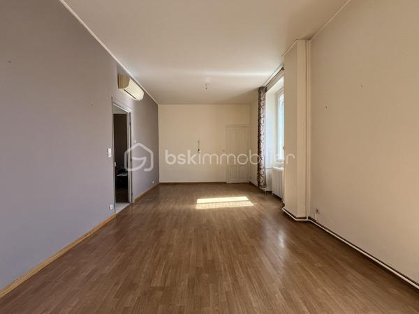 Je vous propose à la vente cette maison composée de deux appartements distincts, avec des travaux de modernisation à prévoir, idéalement située à proximité du centre-ville de Nîmes, du lycée et collège Emmanuel d’Alzon et à seulement 5 minutes à pied de la gare.

Cette configuration offre de nombreuses possibilités : résidence principale avec logement indépendant, projet familial, investissement locatif ou encore possibilité de repenser les espaces selon vos envies.

Au rez-de-chaussée, vous découvrirez un appartement composé d’une cuisine avec espace salle à manger, d’un salon indépendant, de deux chambres, d’une salle de bains avec WC ainsi que d’un petit cellier.
L’appartement bénéficie également d’un véritable atout : une cour intérieure sans vis-à-vis, offrant un agréable espace extérieur à l’abri des regards. La cour dispose également d’un atelier de 2/3 m², idéal pour le rangement ou le bricolage.

À l’étage, le second appartement propose une cuisine indépendante, un salon / à salle à manger, deux chambres, une salle d’eau, un WC indépendant ainsi qu’un balcon.

Côté confort, les deux logements bénéficient de la climatisation et la maison est équipée de double vitrage. L’appartement de l’étage dispose également de volets électriques. Au rez-de-chaussée, les volets sont encore d’origine et pourront être remplacés.

La maison bénéficie également de plusieurs caves saines en sous-sol, venant compléter l’ensemble.

Des travaux de modernisation sont à prévoir, permettant aux futurs propriétaires de remettre le bien au goût du jour et de l’adapter à leurs besoins. Les photos permettent de se faire une première idée de l’état actuel du bien. Certaines photos ont également été réalisées à l’aide de l’IA afin de vous permettre de vous projeter dans différents aménagements possibles ; elles sont présentées uniquement à titre d’inspiration.

Les atouts :
Deux appartements distincts
4 chambres au total
Cour intérieure sans vis-à-vis
Atelier extérieur
Balcon à l’étage
Climatisation dans les deux logements
Double vitrage
Volets électriques à l’étage
Plusieurs caves saines
À proximité du centre-ville
Lycée d’Alzon à proximité
Gare à seulement 5 minutes à pied
Un bien offrant de nombreuses possibilités après modernisation

Une maison aux multiples possibilités, idéale pour ceux qui recherchent de l’espace, de l’indépendance et un bien à personnaliser, tout en profitant d’un extérieur sans vis-à-vis, à proximité immédiate du centre-ville et de toutes les commodités.

À découvrir sans tarder !