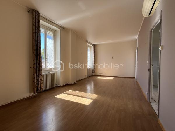 Je vous propose à la vente cette maison composée de deux appartements distincts, avec des travaux de modernisation à prévoir, idéalement située à proximité du centre-ville de Nîmes, du lycée et collège Emmanuel d’Alzon et à seulement 5 minutes à pied de la gare.

Cette configuration offre de nombreuses possibilités : résidence principale avec logement indépendant, projet familial, investissement locatif ou encore possibilité de repenser les espaces selon vos envies.

Au rez-de-chaussée, vous découvrirez un appartement composé d’une cuisine avec espace salle à manger, d’un salon indépendant, de deux chambres, d’une salle de bains avec WC ainsi que d’un petit cellier.
L’appartement bénéficie également d’un véritable atout : une cour intérieure sans vis-à-vis, offrant un agréable espace extérieur à l’abri des regards. La cour dispose également d’un atelier de 2/3 m², idéal pour le rangement ou le bricolage.

À l’étage, le second appartement propose une cuisine indépendante, un salon / à salle à manger, deux chambres, une salle d’eau, un WC indépendant ainsi qu’un balcon.

Côté confort, les deux logements bénéficient de la climatisation et la maison est équipée de double vitrage. L’appartement de l’étage dispose également de volets électriques. Au rez-de-chaussée, les volets sont encore d’origine et pourront être remplacés.

La maison bénéficie également de plusieurs caves saines en sous-sol, venant compléter l’ensemble.

Des travaux de modernisation sont à prévoir, permettant aux futurs propriétaires de remettre le bien au goût du jour et de l’adapter à leurs besoins. Les photos permettent de se faire une première idée de l’état actuel du bien. Certaines photos ont également été réalisées à l’aide de l’IA afin de vous permettre de vous projeter dans différents aménagements possibles ; elles sont présentées uniquement à titre d’inspiration.

Les atouts :
Deux appartements distincts
4 chambres au total
Cour intérieure sans vis-à-vis
Atelier extérieur
Balcon à l’étage
Climatisation dans les deux logements
Double vitrage
Volets électriques à l’étage
Plusieurs caves saines
À proximité du centre-ville
Lycée d’Alzon à proximité
Gare à seulement 5 minutes à pied
Un bien offrant de nombreuses possibilités après modernisation

Une maison aux multiples possibilités, idéale pour ceux qui recherchent de l’espace, de l’indépendance et un bien à personnaliser, tout en profitant d’un extérieur sans vis-à-vis, à proximité immédiate du centre-ville et de toutes les commodités.

À découvrir sans tarder !