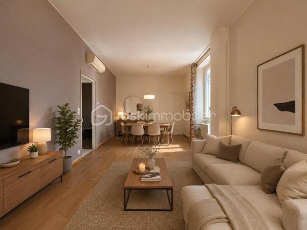 Je vous propose à la vente cette maison composée de deux appartements distincts, avec des travaux de modernisation à prévoir, idéalement située à proximité du centre-ville de Nîmes, du lycée et collège Emmanuel d’Alzon et à seulement 5 minutes à pied de la gare.

Cette configuration offre de nombreuses possibilités : résidence principale avec logement indépendant, projet familial, investissement locatif ou encore possibilité de repenser les espaces selon vos envies.

Au rez-de-chaussée, vous découvrirez un appartement composé d’une cuisine avec espace salle à manger, d’un salon indépendant, de deux chambres, d’une salle de bains avec WC ainsi que d’un petit cellier.
L’appartement bénéficie également d’un véritable atout : une cour intérieure sans vis-à-vis, offrant un agréable espace extérieur à l’abri des regards. La cour dispose également d’un atelier de 2/3 m², idéal pour le rangement ou le bricolage.

À l’étage, le second appartement propose une cuisine indépendante, un salon / à salle à manger, deux chambres, une salle d’eau, un WC indépendant ainsi qu’un balcon.

Côté confort, les deux logements bénéficient de la climatisation et la maison est équipée de double vitrage. L’appartement de l’étage dispose également de volets électriques. Au rez-de-chaussée, les volets sont encore d’origine et pourront être remplacés.

La maison bénéficie également de plusieurs caves saines en sous-sol, venant compléter l’ensemble.

Des travaux de modernisation sont à prévoir, permettant aux futurs propriétaires de remettre le bien au goût du jour et de l’adapter à leurs besoins. Les photos permettent de se faire une première idée de l’état actuel du bien. Certaines photos ont également été réalisées à l’aide de l’IA afin de vous permettre de vous projeter dans différents aménagements possibles ; elles sont présentées uniquement à titre d’inspiration.

Les atouts :
Deux appartements distincts
4 chambres au total
Cour intérieure sans vis-à-vis
Atelier extérieur
Balcon à l’étage
Climatisation dans les deux logements
Double vitrage
Volets électriques à l’étage
Plusieurs caves saines
À proximité du centre-ville
Lycée d’Alzon à proximité
Gare à seulement 5 minutes à pied
Un bien offrant de nombreuses possibilités après modernisation

Une maison aux multiples possibilités, idéale pour ceux qui recherchent de l’espace, de l’indépendance et un bien à personnaliser, tout en profitant d’un extérieur sans vis-à-vis, à proximité immédiate du centre-ville et de toutes les commodités.

À découvrir sans tarder !