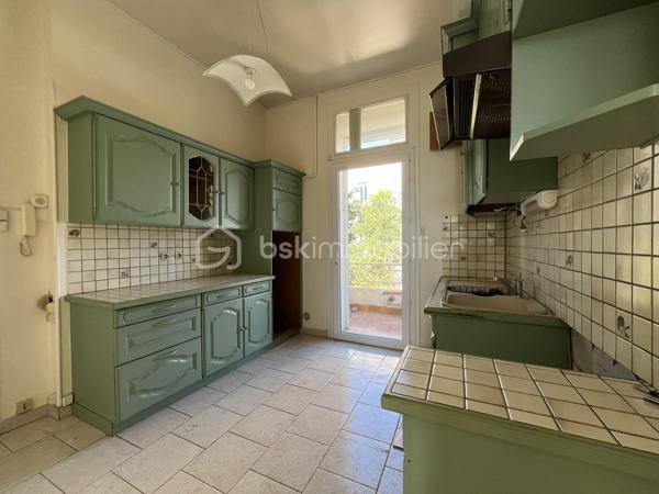 Je vous propose à la vente cette maison composée de deux appartements distincts, avec des travaux de modernisation à prévoir, idéalement située à proximité du centre-ville de Nîmes, du lycée et collège Emmanuel d’Alzon et à seulement 5 minutes à pied de la gare.

Cette configuration offre de nombreuses possibilités : résidence principale avec logement indépendant, projet familial, investissement locatif ou encore possibilité de repenser les espaces selon vos envies.

Au rez-de-chaussée, vous découvrirez un appartement composé d’une cuisine avec espace salle à manger, d’un salon indépendant, de deux chambres, d’une salle de bains avec WC ainsi que d’un petit cellier.
L’appartement bénéficie également d’un véritable atout : une cour intérieure sans vis-à-vis, offrant un agréable espace extérieur à l’abri des regards. La cour dispose également d’un atelier de 2/3 m², idéal pour le rangement ou le bricolage.

À l’étage, le second appartement propose une cuisine indépendante, un salon / à salle à manger, deux chambres, une salle d’eau, un WC indépendant ainsi qu’un balcon.

Côté confort, les deux logements bénéficient de la climatisation et la maison est équipée de double vitrage. L’appartement de l’étage dispose également de volets électriques. Au rez-de-chaussée, les volets sont encore d’origine et pourront être remplacés.

La maison bénéficie également de plusieurs caves saines en sous-sol, venant compléter l’ensemble.

Des travaux de modernisation sont à prévoir, permettant aux futurs propriétaires de remettre le bien au goût du jour et de l’adapter à leurs besoins. Les photos permettent de se faire une première idée de l’état actuel du bien. Certaines photos ont également été réalisées à l’aide de l’IA afin de vous permettre de vous projeter dans différents aménagements possibles ; elles sont présentées uniquement à titre d’inspiration.

Les atouts :
Deux appartements distincts
4 chambres au total
Cour intérieure sans vis-à-vis
Atelier extérieur
Balcon à l’étage
Climatisation dans les deux logements
Double vitrage
Volets électriques à l’étage
Plusieurs caves saines
À proximité du centre-ville
Lycée d’Alzon à proximité
Gare à seulement 5 minutes à pied
Un bien offrant de nombreuses possibilités après modernisation

Une maison aux multiples possibilités, idéale pour ceux qui recherchent de l’espace, de l’indépendance et un bien à personnaliser, tout en profitant d’un extérieur sans vis-à-vis, à proximité immédiate du centre-ville et de toutes les commodités.

À découvrir sans tarder !
