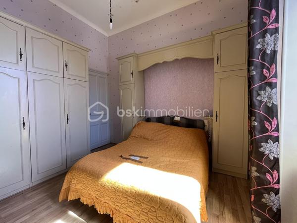 Je vous propose à la vente cette maison composée de deux appartements distincts, avec des travaux de modernisation à prévoir, idéalement située à proximité du centre-ville de Nîmes, du lycée et collège Emmanuel d’Alzon et à seulement 5 minutes à pied de la gare.

Cette configuration offre de nombreuses possibilités : résidence principale avec logement indépendant, projet familial, investissement locatif ou encore possibilité de repenser les espaces selon vos envies.

Au rez-de-chaussée, vous découvrirez un appartement composé d’une cuisine avec espace salle à manger, d’un salon indépendant, de deux chambres, d’une salle de bains avec WC ainsi que d’un petit cellier.
L’appartement bénéficie également d’un véritable atout : une cour intérieure sans vis-à-vis, offrant un agréable espace extérieur à l’abri des regards. La cour dispose également d’un atelier de 2/3 m², idéal pour le rangement ou le bricolage.

À l’étage, le second appartement propose une cuisine indépendante, un salon / à salle à manger, deux chambres, une salle d’eau, un WC indépendant ainsi qu’un balcon.

Côté confort, les deux logements bénéficient de la climatisation et la maison est équipée de double vitrage. L’appartement de l’étage dispose également de volets électriques. Au rez-de-chaussée, les volets sont encore d’origine et pourront être remplacés.

La maison bénéficie également de plusieurs caves saines en sous-sol, venant compléter l’ensemble.

Des travaux de modernisation sont à prévoir, permettant aux futurs propriétaires de remettre le bien au goût du jour et de l’adapter à leurs besoins. Les photos permettent de se faire une première idée de l’état actuel du bien. Certaines photos ont également été réalisées à l’aide de l’IA afin de vous permettre de vous projeter dans différents aménagements possibles ; elles sont présentées uniquement à titre d’inspiration.

Les atouts :
Deux appartements distincts
4 chambres au total
Cour intérieure sans vis-à-vis
Atelier extérieur
Balcon à l’étage
Climatisation dans les deux logements
Double vitrage
Volets électriques à l’étage
Plusieurs caves saines
À proximité du centre-ville
Lycée d’Alzon à proximité
Gare à seulement 5 minutes à pied
Un bien offrant de nombreuses possibilités après modernisation

Une maison aux multiples possibilités, idéale pour ceux qui recherchent de l’espace, de l’indépendance et un bien à personnaliser, tout en profitant d’un extérieur sans vis-à-vis, à proximité immédiate du centre-ville et de toutes les commodités.

À découvrir sans tarder !