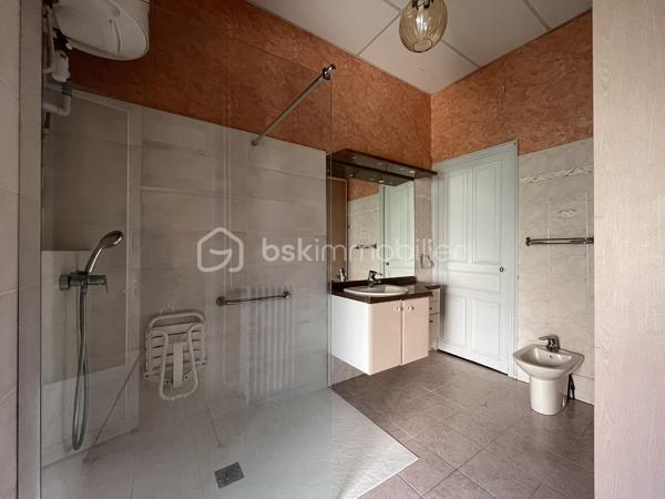 Je vous propose à la vente cette maison composée de deux appartements distincts, avec des travaux de modernisation à prévoir, idéalement située à proximité du centre-ville de Nîmes, du lycée et collège Emmanuel d’Alzon et à seulement 5 minutes à pied de la gare.

Cette configuration offre de nombreuses possibilités : résidence principale avec logement indépendant, projet familial, investissement locatif ou encore possibilité de repenser les espaces selon vos envies.

Au rez-de-chaussée, vous découvrirez un appartement composé d’une cuisine avec espace salle à manger, d’un salon indépendant, de deux chambres, d’une salle de bains avec WC ainsi que d’un petit cellier.
L’appartement bénéficie également d’un véritable atout : une cour intérieure sans vis-à-vis, offrant un agréable espace extérieur à l’abri des regards. La cour dispose également d’un atelier de 2/3 m², idéal pour le rangement ou le bricolage.

À l’étage, le second appartement propose une cuisine indépendante, un salon / à salle à manger, deux chambres, une salle d’eau, un WC indépendant ainsi qu’un balcon.

Côté confort, les deux logements bénéficient de la climatisation et la maison est équipée de double vitrage. L’appartement de l’étage dispose également de volets électriques. Au rez-de-chaussée, les volets sont encore d’origine et pourront être remplacés.

La maison bénéficie également de plusieurs caves saines en sous-sol, venant compléter l’ensemble.

Des travaux de modernisation sont à prévoir, permettant aux futurs propriétaires de remettre le bien au goût du jour et de l’adapter à leurs besoins. Les photos permettent de se faire une première idée de l’état actuel du bien. Certaines photos ont également été réalisées à l’aide de l’IA afin de vous permettre de vous projeter dans différents aménagements possibles ; elles sont présentées uniquement à titre d’inspiration.

Les atouts :
Deux appartements distincts
4 chambres au total
Cour intérieure sans vis-à-vis
Atelier extérieur
Balcon à l’étage
Climatisation dans les deux logements
Double vitrage
Volets électriques à l’étage
Plusieurs caves saines
À proximité du centre-ville
Lycée d’Alzon à proximité
Gare à seulement 5 minutes à pied
Un bien offrant de nombreuses possibilités après modernisation

Une maison aux multiples possibilités, idéale pour ceux qui recherchent de l’espace, de l’indépendance et un bien à personnaliser, tout en profitant d’un extérieur sans vis-à-vis, à proximité immédiate du centre-ville et de toutes les commodités.

À découvrir sans tarder !