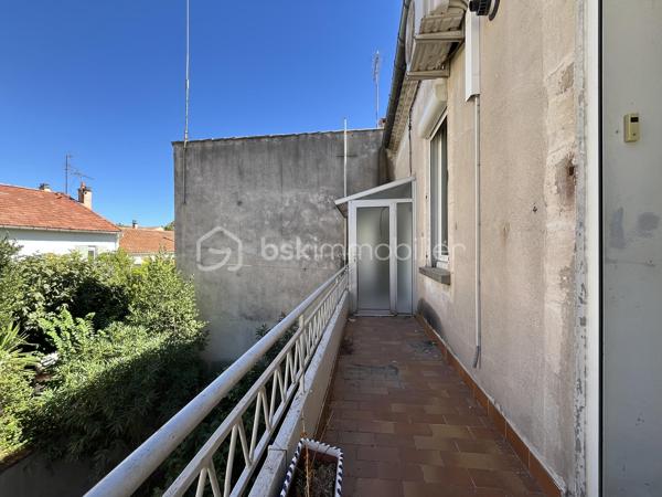 Je vous propose à la vente cette maison composée de deux appartements distincts, avec des travaux de modernisation à prévoir, idéalement située à proximité du centre-ville de Nîmes, du lycée et collège Emmanuel d’Alzon et à seulement 5 minutes à pied de la gare.

Cette configuration offre de nombreuses possibilités : résidence principale avec logement indépendant, projet familial, investissement locatif ou encore possibilité de repenser les espaces selon vos envies.

Au rez-de-chaussée, vous découvrirez un appartement composé d’une cuisine avec espace salle à manger, d’un salon indépendant, de deux chambres, d’une salle de bains avec WC ainsi que d’un petit cellier.
L’appartement bénéficie également d’un véritable atout : une cour intérieure sans vis-à-vis, offrant un agréable espace extérieur à l’abri des regards. La cour dispose également d’un atelier de 2/3 m², idéal pour le rangement ou le bricolage.

À l’étage, le second appartement propose une cuisine indépendante, un salon / à salle à manger, deux chambres, une salle d’eau, un WC indépendant ainsi qu’un balcon.

Côté confort, les deux logements bénéficient de la climatisation et la maison est équipée de double vitrage. L’appartement de l’étage dispose également de volets électriques. Au rez-de-chaussée, les volets sont encore d’origine et pourront être remplacés.

La maison bénéficie également de plusieurs caves saines en sous-sol, venant compléter l’ensemble.

Des travaux de modernisation sont à prévoir, permettant aux futurs propriétaires de remettre le bien au goût du jour et de l’adapter à leurs besoins. Les photos permettent de se faire une première idée de l’état actuel du bien. Certaines photos ont également été réalisées à l’aide de l’IA afin de vous permettre de vous projeter dans différents aménagements possibles ; elles sont présentées uniquement à titre d’inspiration.

Les atouts :
Deux appartements distincts
4 chambres au total
Cour intérieure sans vis-à-vis
Atelier extérieur
Balcon à l’étage
Climatisation dans les deux logements
Double vitrage
Volets électriques à l’étage
Plusieurs caves saines
À proximité du centre-ville
Lycée d’Alzon à proximité
Gare à seulement 5 minutes à pied
Un bien offrant de nombreuses possibilités après modernisation

Une maison aux multiples possibilités, idéale pour ceux qui recherchent de l’espace, de l’indépendance et un bien à personnaliser, tout en profitant d’un extérieur sans vis-à-vis, à proximité immédiate du centre-ville et de toutes les commodités.

À découvrir sans tarder !