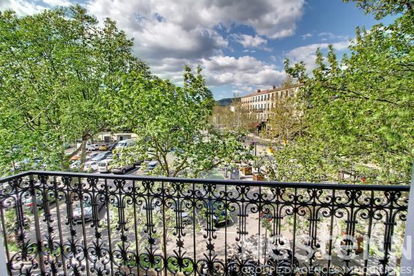 A VENDRE DRAGUIGNAN Appartement de type T2 rénové avec BALCON