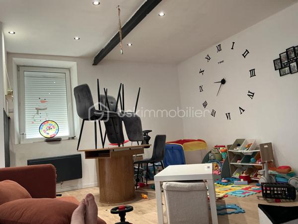 À découvrir sur la commune de Mordelles, dans une résidence calme et bien entretenue, ce bel appartement T3 de 64,86 m², lumineux et particulièrement fonctionnel.

Vous serez séduit par sa belle pièce de vie avec cuisine ouverte, offrant un espace convivial et donnant directement accès à un grand balcon exposé plein sud, idéal pour profiter pleinement des beaux jours et de la luminosité.

L’appartement dispose également de :

• 2 chambres confortables
• Une salle de bains
• WC séparés
• Une entrée avec rangements
• Une véritable buanderie aménagée, particulièrement pratique au quotidien
• Un rangement extérieur privatif fermé
• Une place de parking privative

⭐ Les + : exposition plein sud, belle luminosité, grand balcon, volumes bien agencés, nombreux rangements et aucun espace perdu.

Le chauffage est compris dans les charges, tout comme une partie des dépenses liées à la résidence, permettant de mieux maîtriser les dépenses courantes.

📍 Emplacement agréable à Mordelles, à proximité des commerces, écoles, services et des principaux axes permettant de rejoindre rapidement Rennes.

Un appartement confortable et fonctionnel, idéal pour une résidence principale ou un investissement locatif.

📞 Contactez-moi pour plus d’informations ou pour organiser une visite.