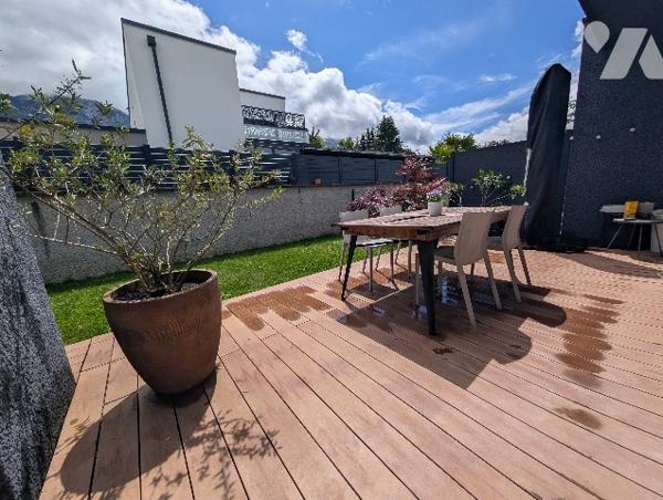 AIX-LES-BAINS – Boncelin, maison mitoyenne de 90 m², récente, 3 ch, terrasse,jardin et garage.