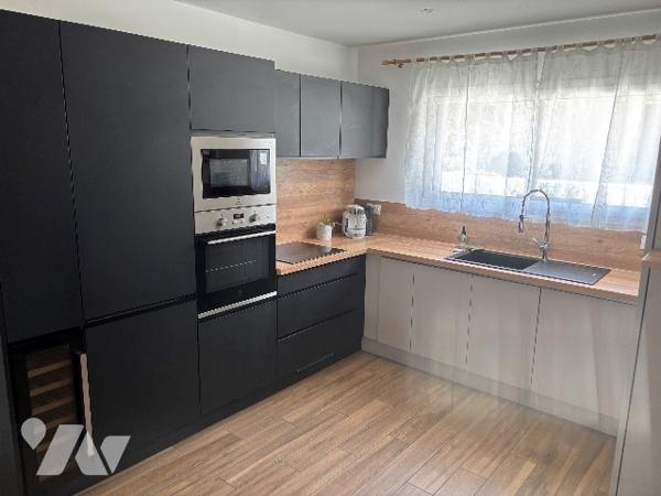 AIX-LES-BAINS – Boncelin, maison mitoyenne de 90 m², récente, 3 ch, terrasse,jardin et garage.