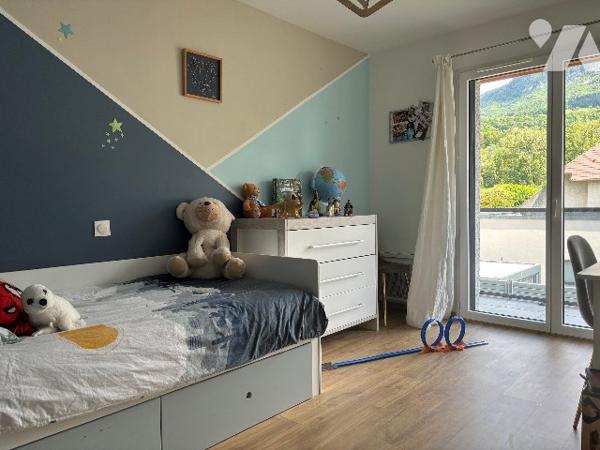 AIX-LES-BAINS – Boncelin, maison mitoyenne de 90 m², récente, 3 ch, terrasse,jardin et garage.