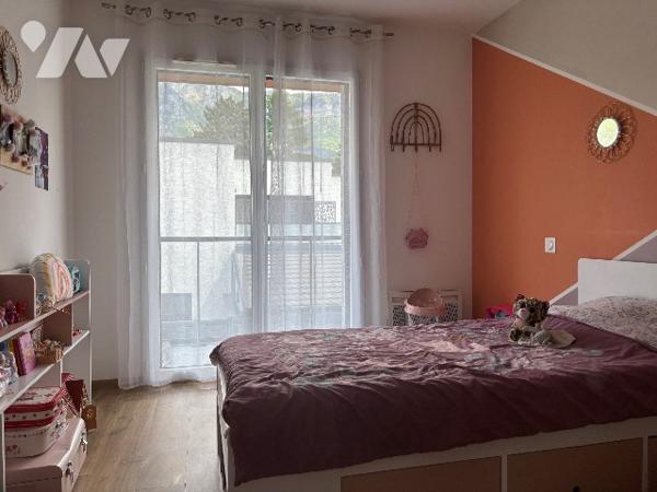 AIX-LES-BAINS – Boncelin, maison mitoyenne de 90 m², récente, 3 ch, terrasse,jardin et garage.
