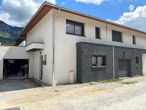 AIX-LES-BAINS – Boncelin, maison mitoyenne de 90 m², récente, 3 ch, terrasse,jardin et garage.