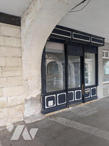 Sur la place principale  belle visibilité pour cet immeuble en pierre composé d'un local commer...