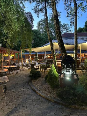 Restaurant / Authentique et charmante guinguette des bords de Marne