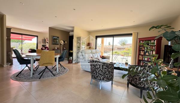 A VENDRE A DEUX PAS DU CENTRE VILLE DE PERIGUEUX MAISON DE PLAIN PIED AVEC QUATRE CHAMBRES.
