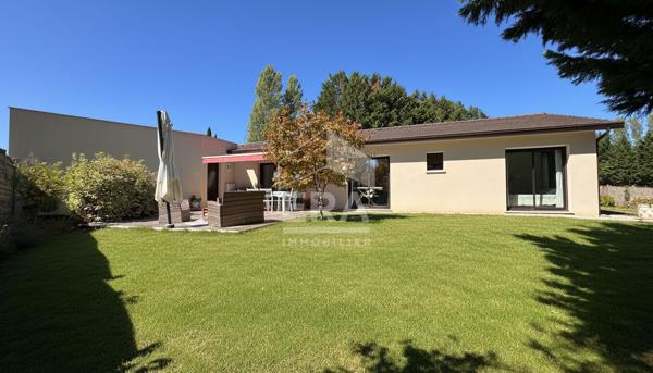 A VENDRE A DEUX PAS DU CENTRE VILLE DE PERIGUEUX MAISON DE PLAIN PIED AVEC QUATRE CHAMBRES.