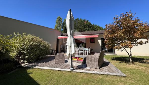 A VENDRE A DEUX PAS DU CENTRE VILLE DE PERIGUEUX MAISON DE PLAIN PIED AVEC QUATRE CHAMBRES.
