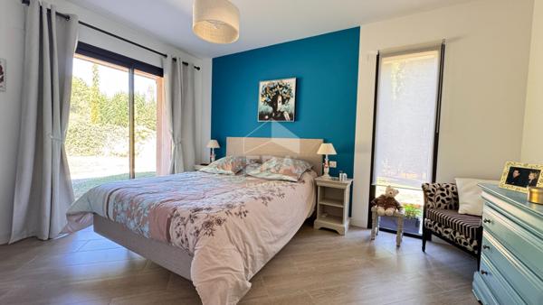 A VENDRE A DEUX PAS DU CENTRE VILLE DE PERIGUEUX MAISON DE PLAIN PIED AVEC QUATRE CHAMBRES.