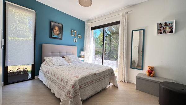 A VENDRE A DEUX PAS DU CENTRE VILLE DE PERIGUEUX MAISON DE PLAIN PIED AVEC QUATRE CHAMBRES.