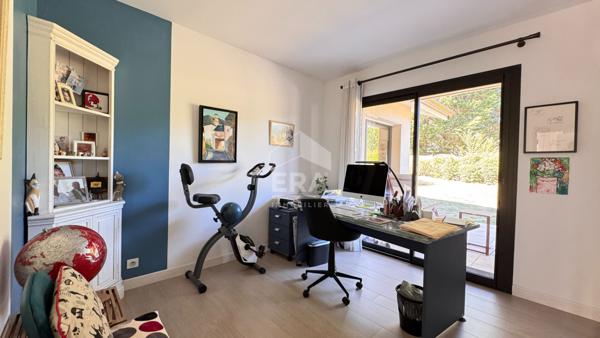 A VENDRE A DEUX PAS DU CENTRE VILLE DE PERIGUEUX MAISON DE PLAIN PIED AVEC QUATRE CHAMBRES.