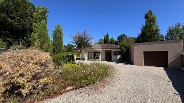A VENDRE A DEUX PAS DU CENTRE VILLE DE PERIGUEUX MAISON DE PLAIN PIED AVEC QUATRE CHAMBRES.