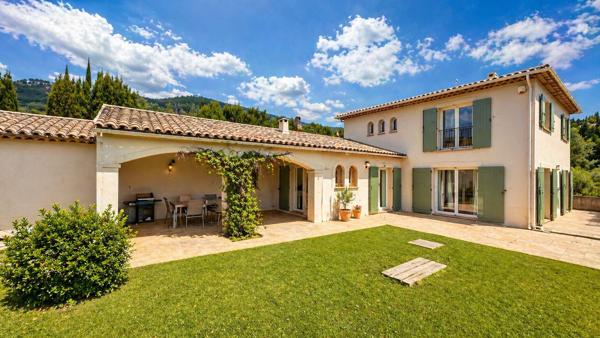 Maison de Standing à vendre avec piscine et vue dégagée sur les Collines