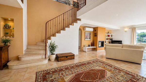 Maison de Standing à vendre avec piscine et vue dégagée sur les Collines