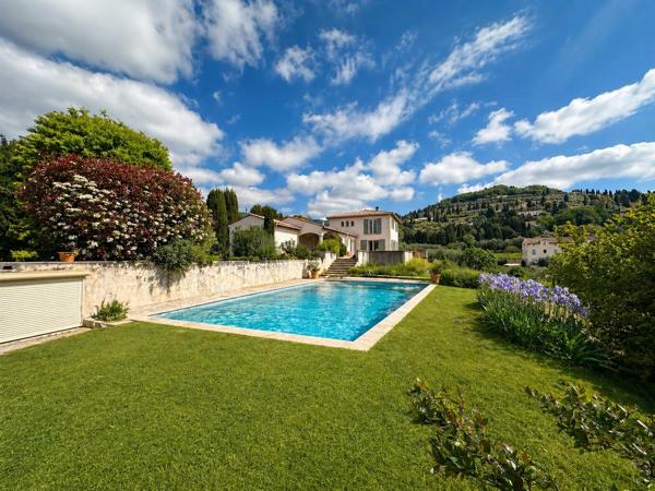Maison de Standing à vendre avec piscine et vue dégagée sur les Collines