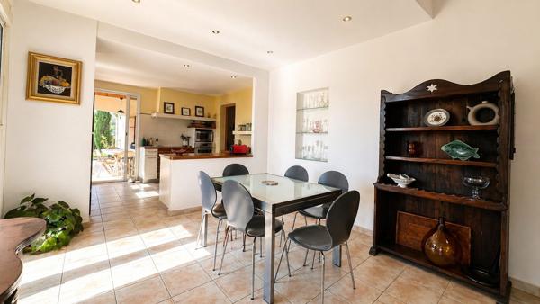 Maison de Standing à vendre avec piscine et vue dégagée sur les Collines