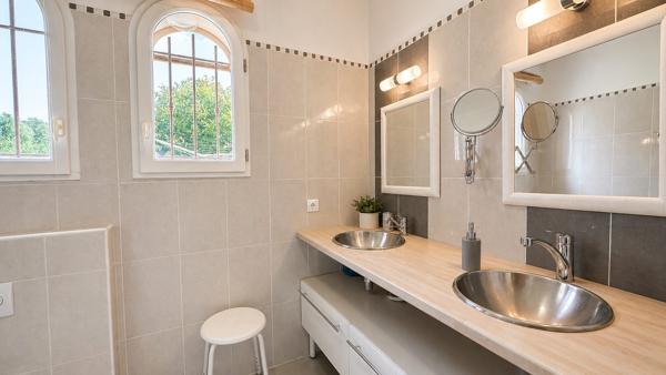 Maison de Standing à vendre avec piscine et vue dégagée sur les Collines